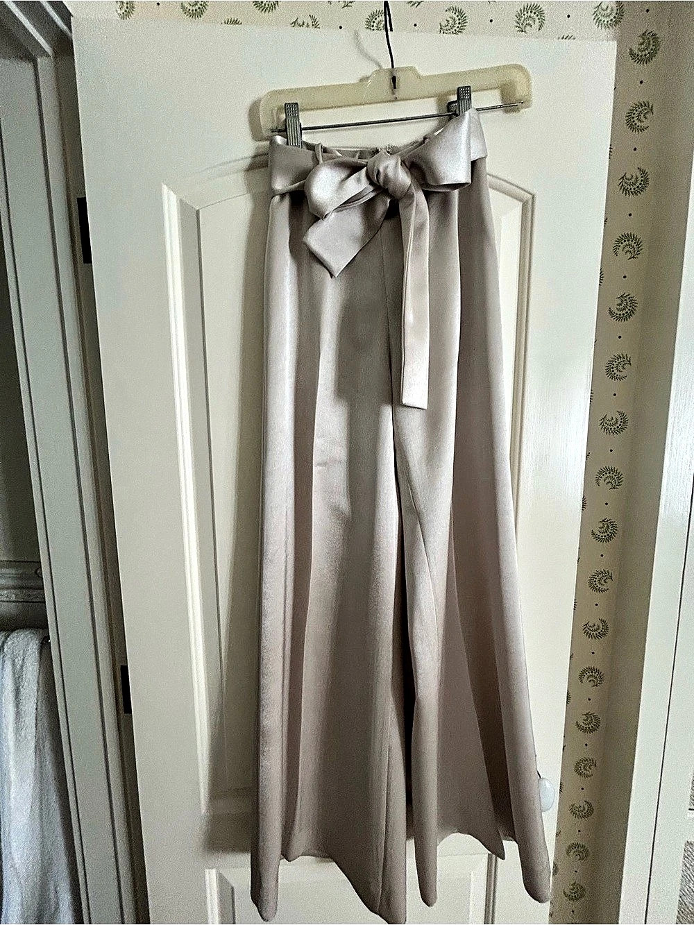 ALEXIS Wide Leg Satin-Look Pants in White Size XS Like New